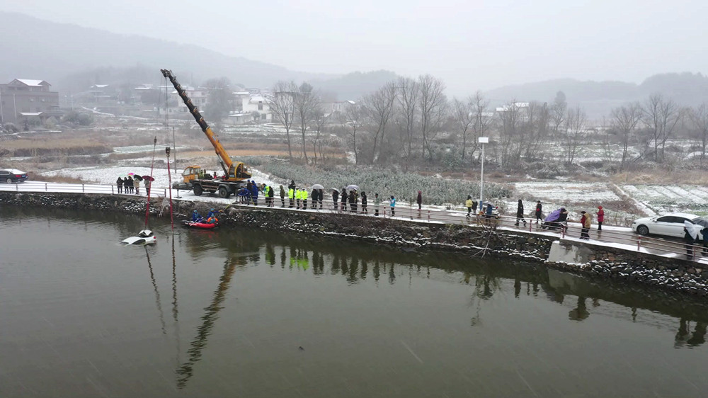 安徽桐城：雪天路滑车辆坠入水塘 警民联手[00_00_22][20231218-135035].jpg