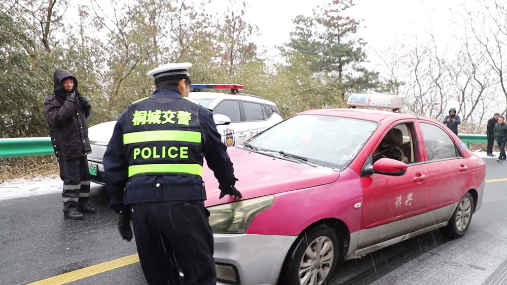 安徽桐城：雪天路滑车辆坠入水塘 警民联手[00_05_30][20231218-135200].jpg