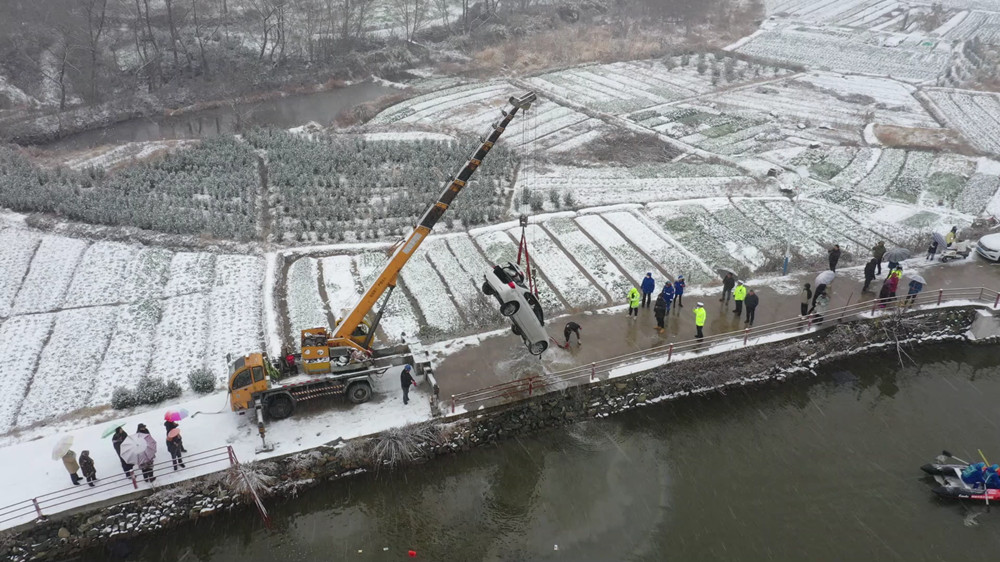 安徽桐城：雪天路滑车辆坠入水塘 警民联手[00_01_37][20231218-135044].jpg