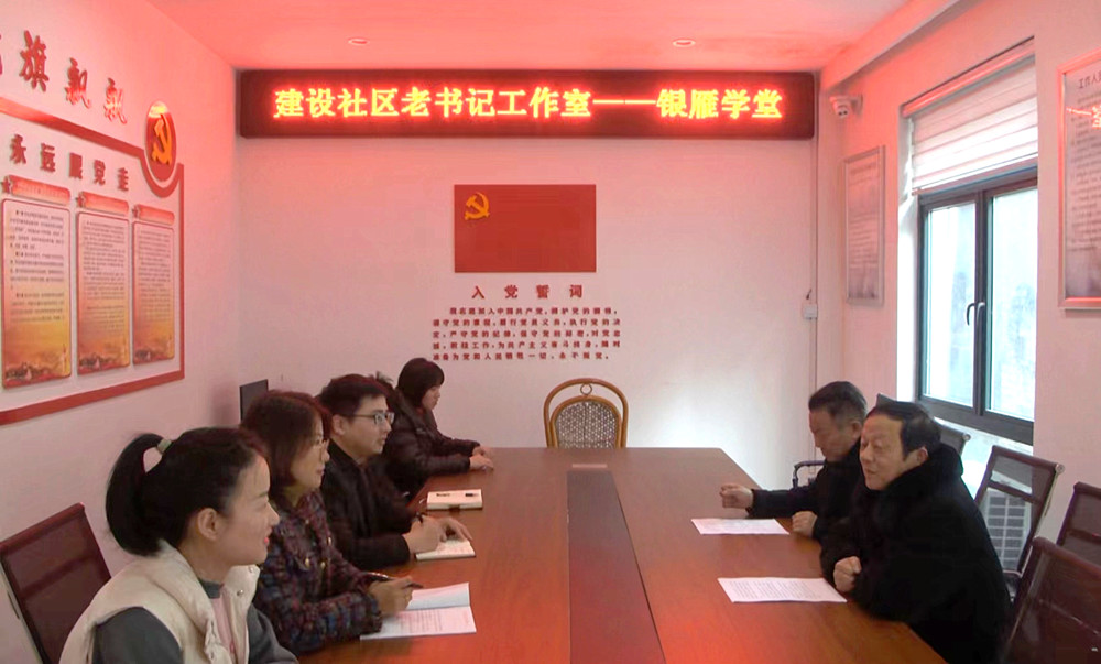 帮帮团成员为社区年轻工作者授课.jpg
