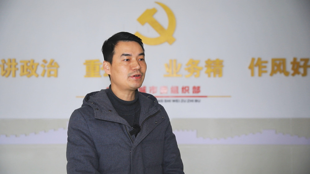 图为桐城市人才发展促进中心主任刘根杰接受本台记者采访谈省政府工作报告.jpg