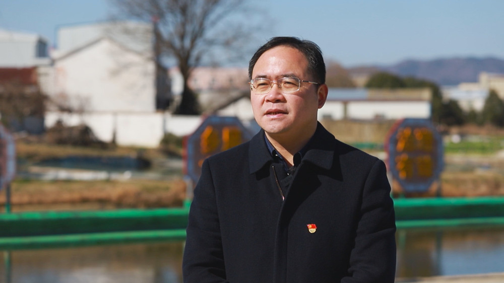 图为范岗镇党委书记 镇长 施立宇接受本台采访谈省政府工作报告.jpg