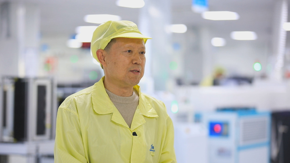 图为晨兴希姆通电子（桐城）有限公司物控部总监栾敬建接受本台记者采访谈省政府工作报告.jpg