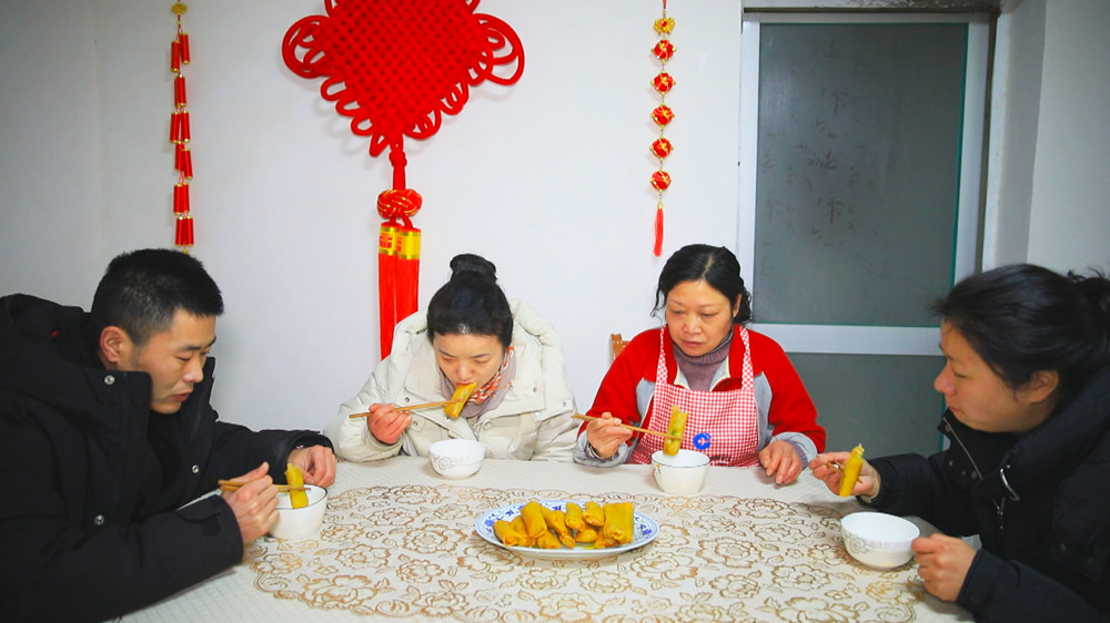 图为王圣莲一家正在吃春卷“咬春”_副本.jpg