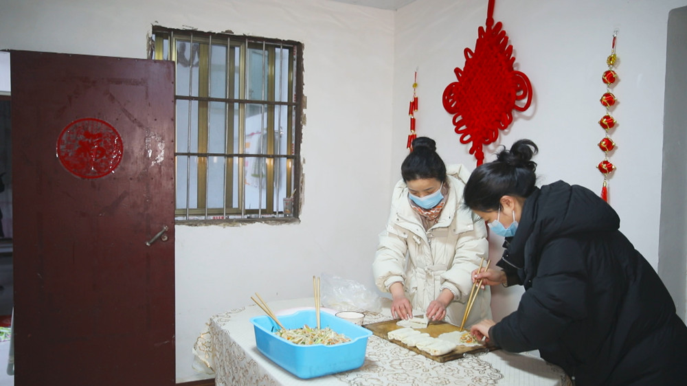 图为王圣莲家人正在包春卷_副本.jpg