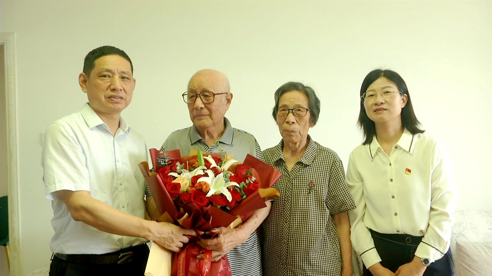 潘主席慰问老兵2.jpg