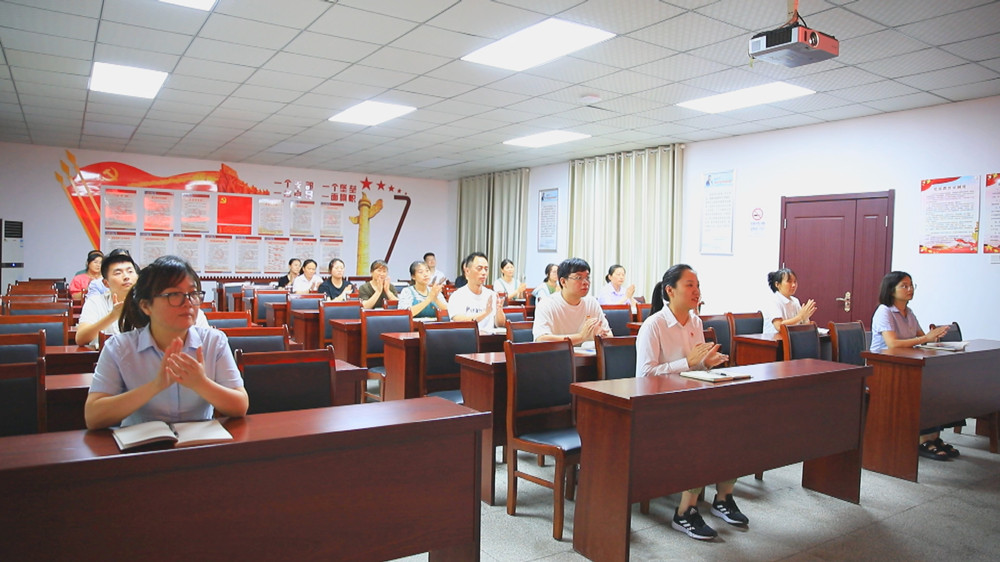 图为龙眠街道东关社区干群在集中收听收看央视受权发布二十届三中全会公告.jpg