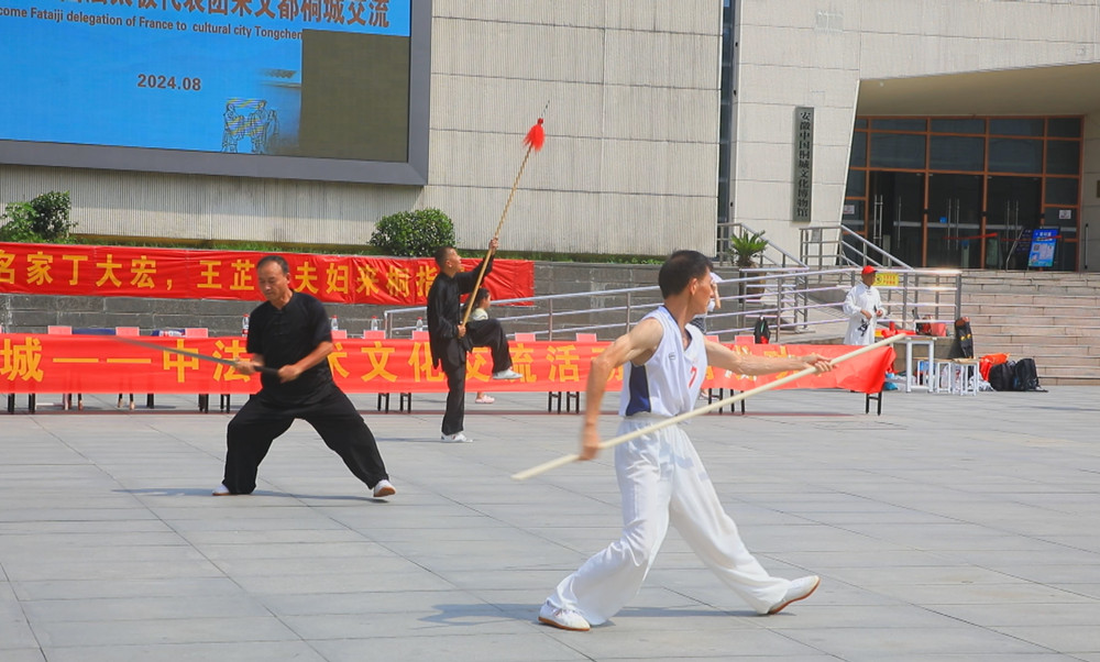 图为《棍》《苗刀》《六合枪》表演现场.jpg