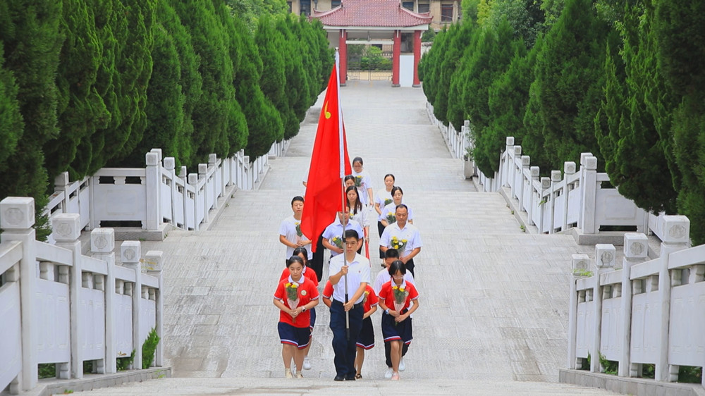 图为南演社区工作者和青年学生前往革命烈士纪念碑缅怀革命英烈.jpg