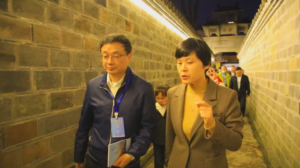 图为香港安徽联谊总会回乡交流团在六尺巷参观1.jpg