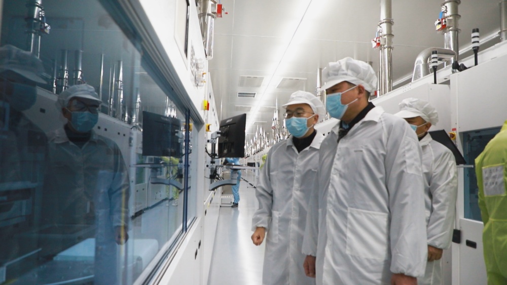 图为市企业服务中心工作人员深入中环新能源有限公司生产车间走访1.jpg