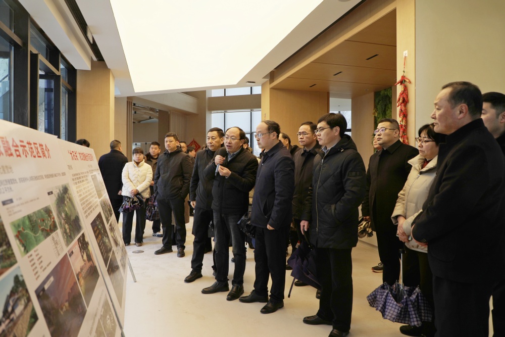 图为在岳西县考察.jpg