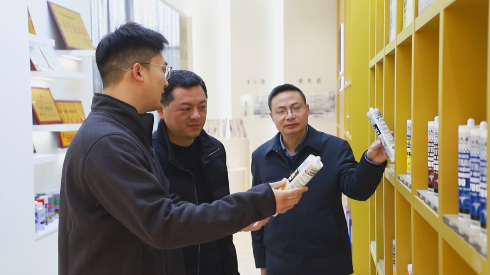 图为范岗镇工作人员正在安徽靖康建材有限公司走访调研1.jpg