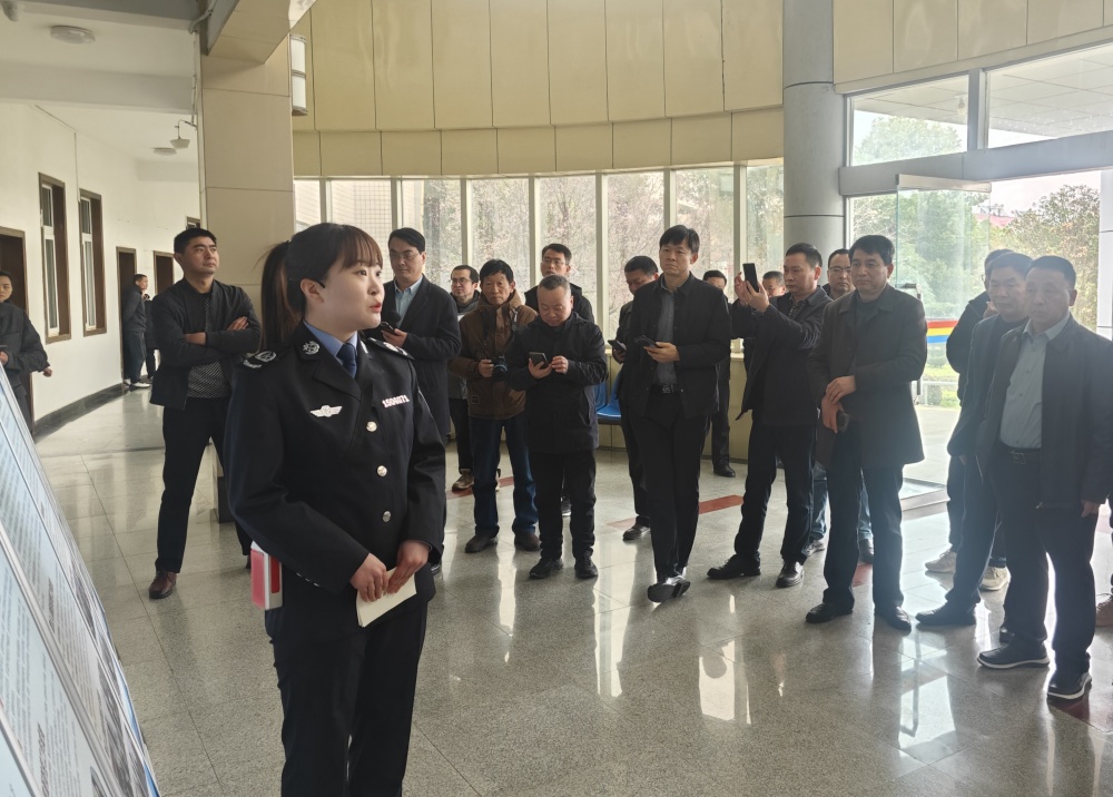 图为与会人员观摩现场1.jpg