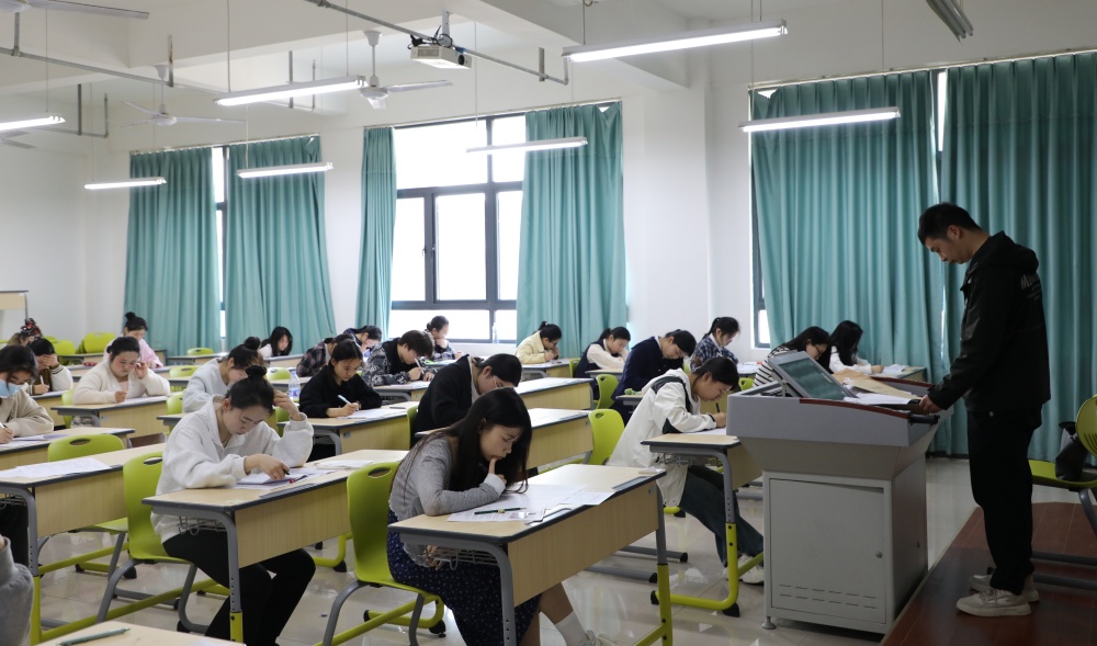 图为考试现场(1).JPG