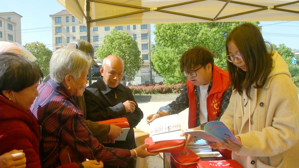 市科协发放宣传品.jpg