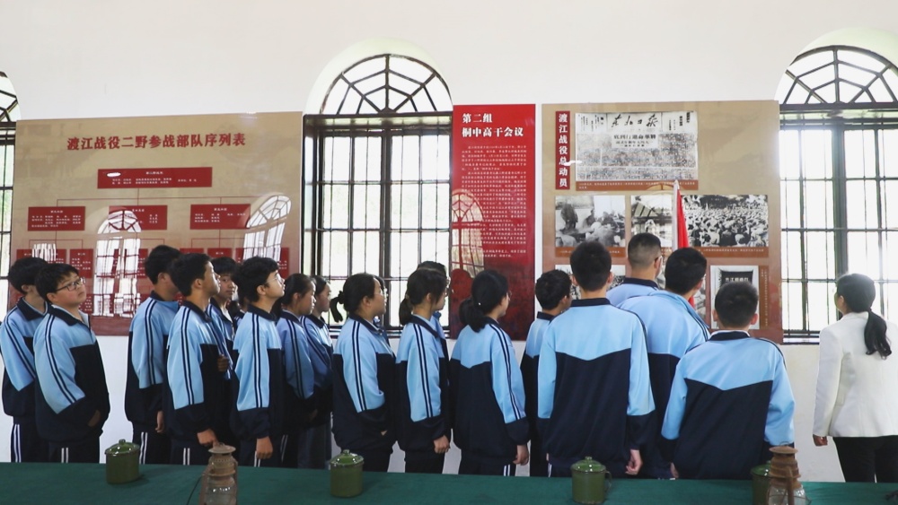 图为学生们正在老师的带领下参观渡江战役二野司令部旧址纪念馆.jpg