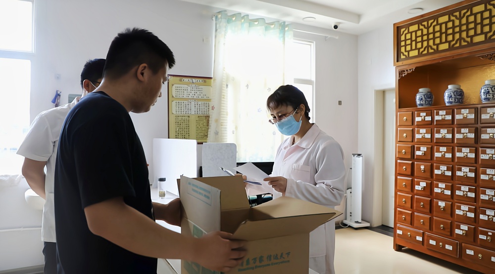 图为基层卫生院接收共享中药房的快递.jpg