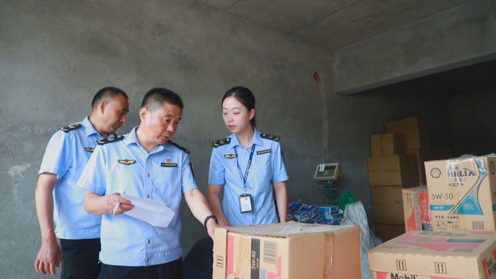图为行动市市场监管局工作人员正在清点核对侵权假冒伪劣商品.jpg