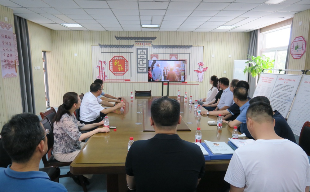 双方在六尺巷委员工作室交流.JPG