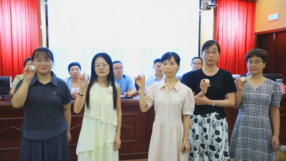图为抽签确定各班班主任及教师现场..jpg