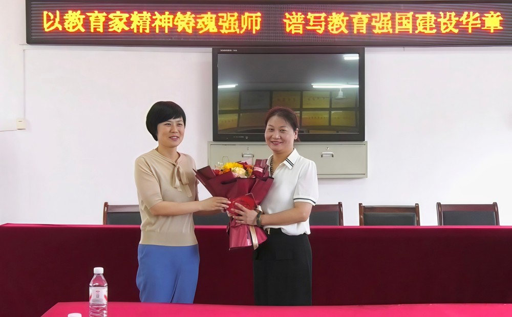图为在吕亭中心小学慰问教师代表.jpg