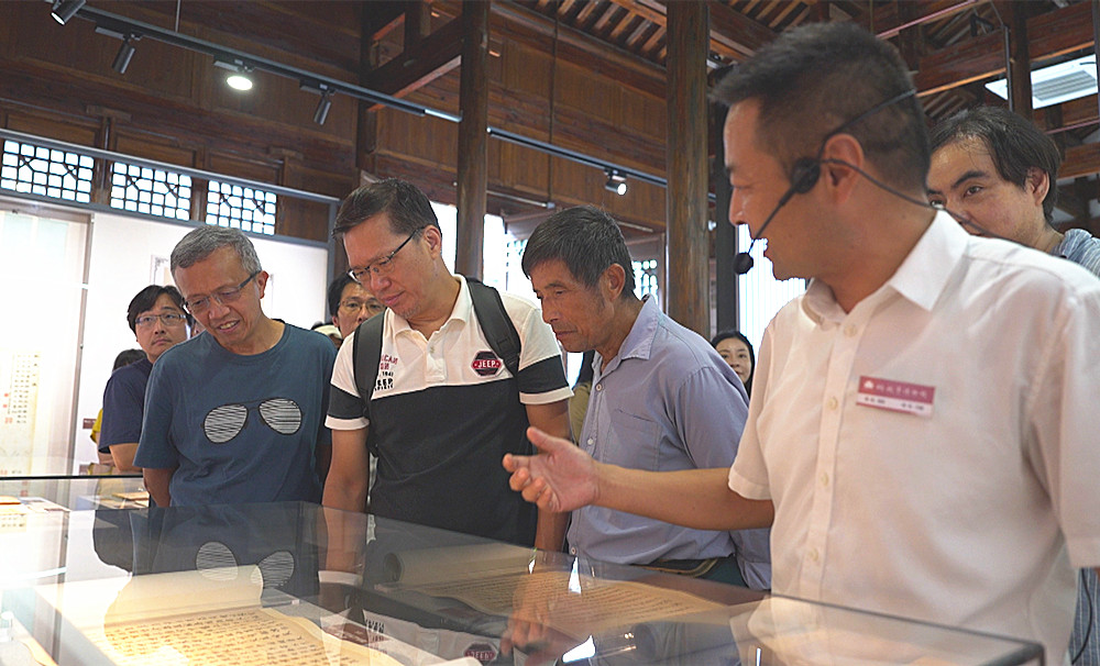 13嘉宾们在桐城历史文化展陈馆参观2_副本.jpg