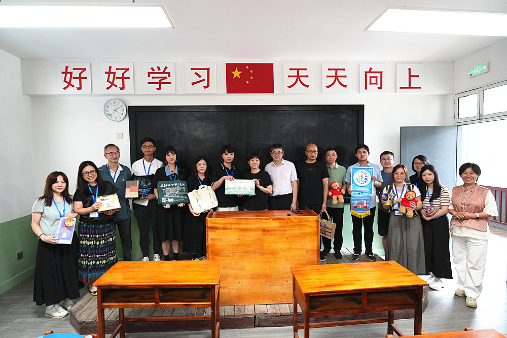 桐城与香港教师互赠互赠特色文创与教学礼品_副本.jpg