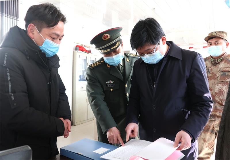 2徐雄在铁山村察看台账.JPG