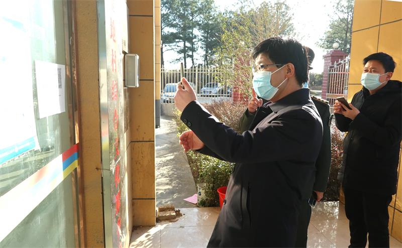 0、徐雄在金地村扫安康码.JPG