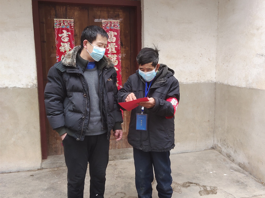 79岁联防长宣传疫情防控有关政策.jpg