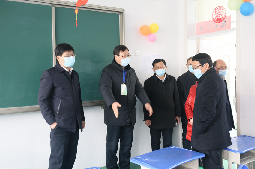 耿延强率队来桐7查看实验小学教室了解防疫措施.JPG