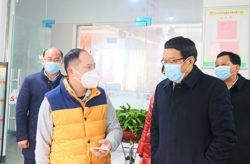 耿延强率队来桐3在大王社区党群服务中心与前来登记的返桐人员交谈.JPG