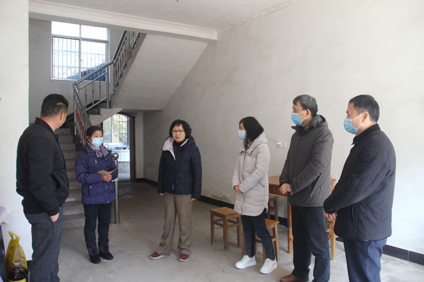 王爱武在困难群众季贤发家中慰问.JPG