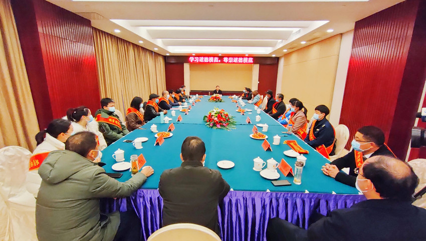 洪长久慰问3.jpg