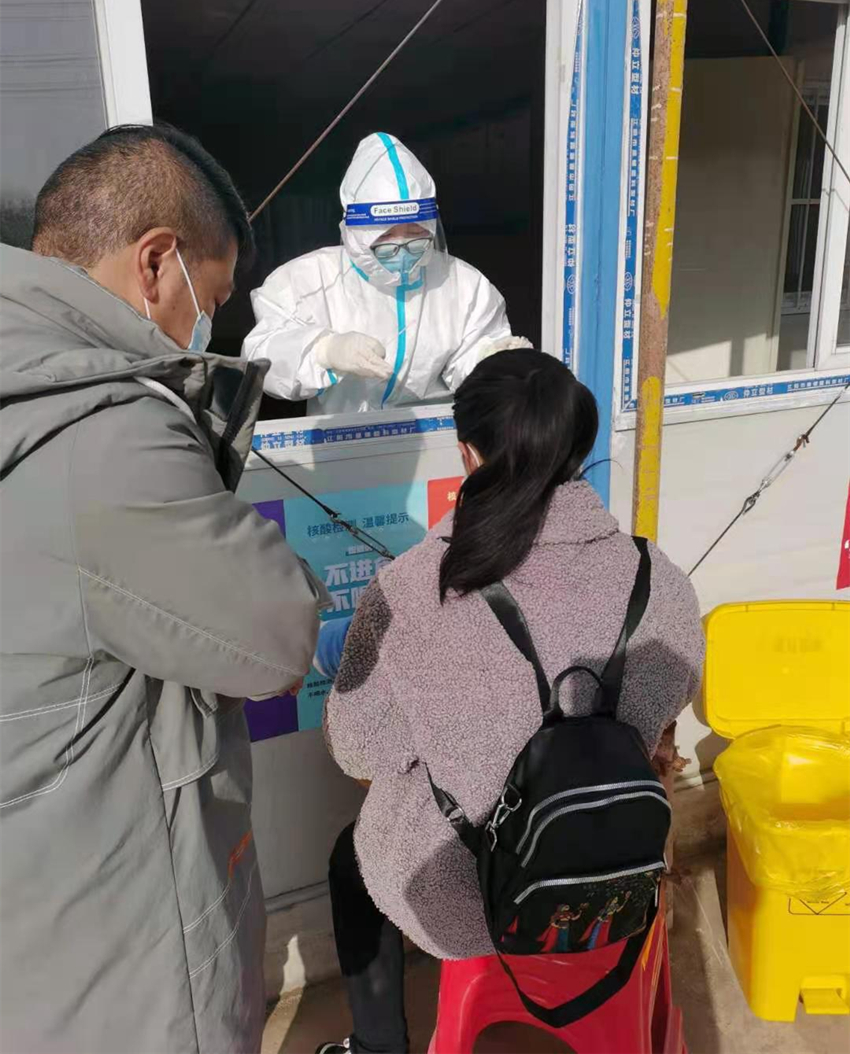 图为核酸检测采样现场.jpg