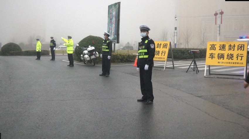 交警值守2.jpg