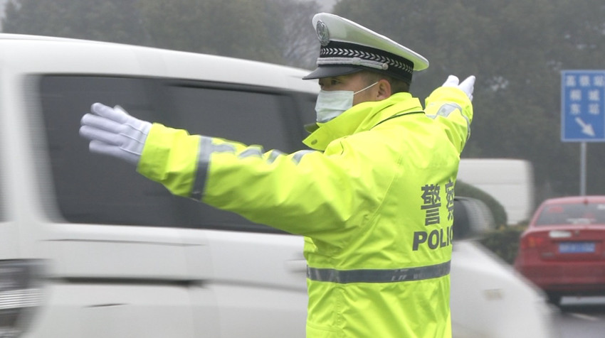交警值守1.jpg
