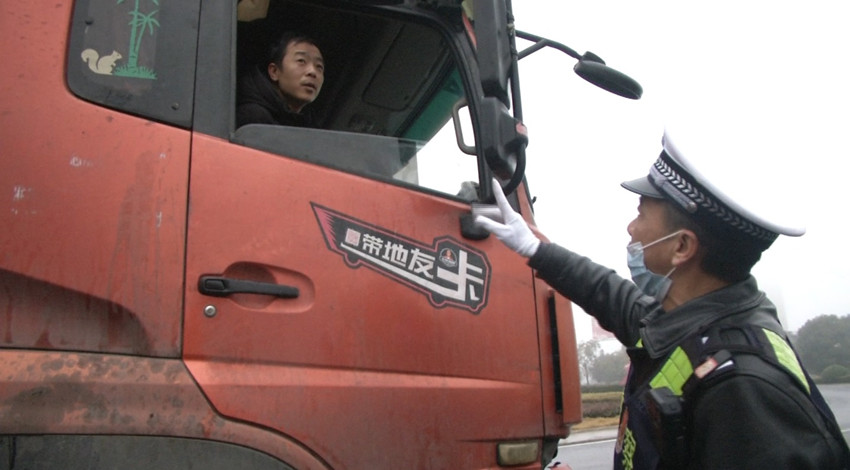 交警告知乘客.jpg