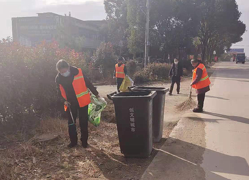 图为环卫工人针对交通主干道开展卫生清洁.jpg