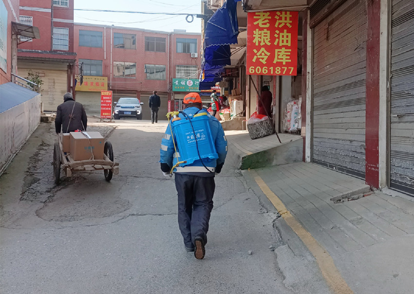 图为菜市场开展环境卫生消杀.jpg