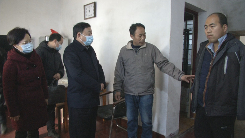 王志义慰问困难职工(郑红玲家庭）.jpg