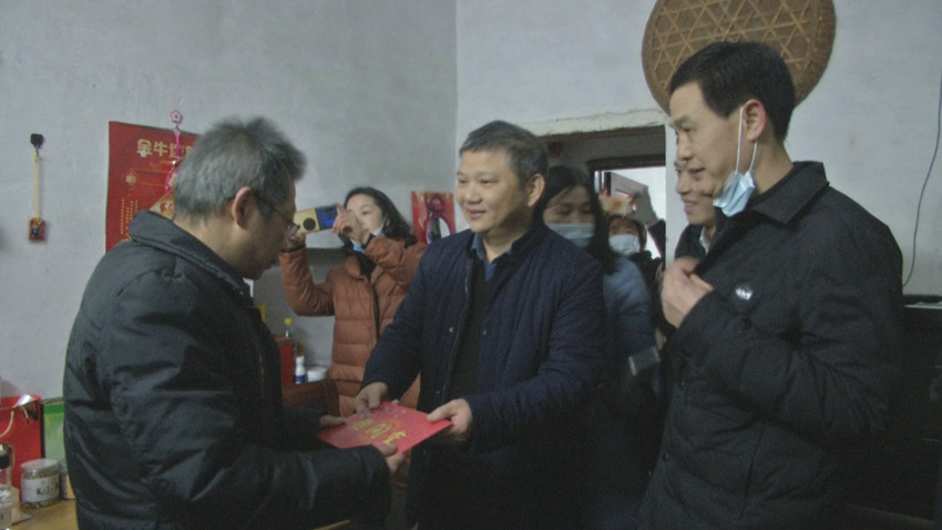 雷建鸣在困难职工光双青家慰问1.jpg