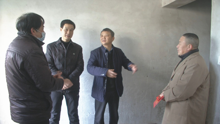 雷建鸣在困难职工汪启龙家慰问2.jpg