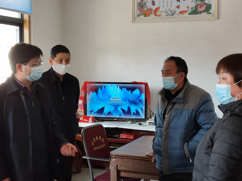 徐雄慰问（在困难群众代家中）.jpg