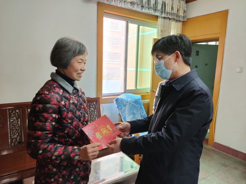 慰问省级劳模张晓红.jpg