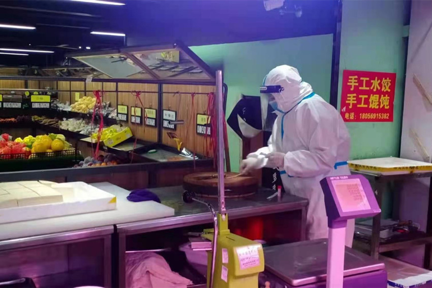 图为范岗镇卫生院工作人员进行冷链食品采样检测.jpg