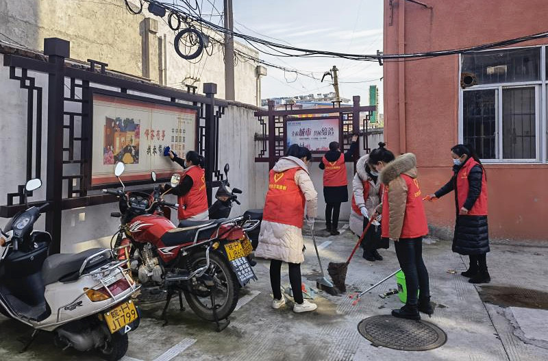 图为东关社区志愿者开展活动.jpg
