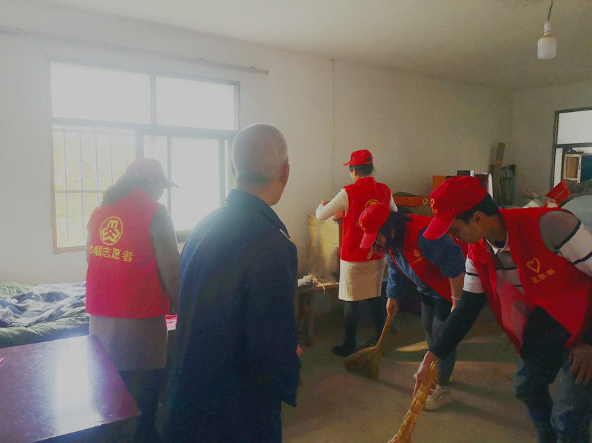 双店村组织志愿者到五保户家中送温暖.jpg