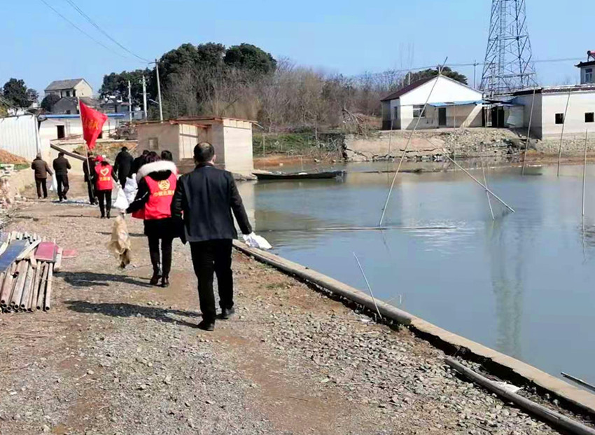 双店村组织志愿者到木咀圩清理垃圾.jpg